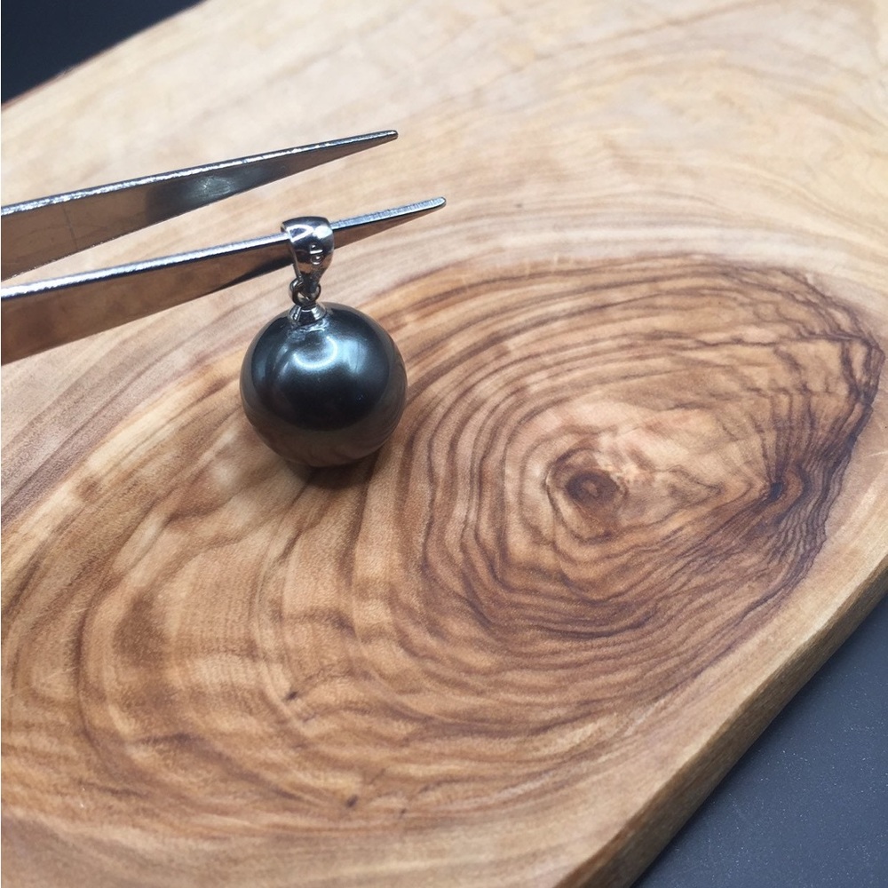 Black pearl (shell pearl